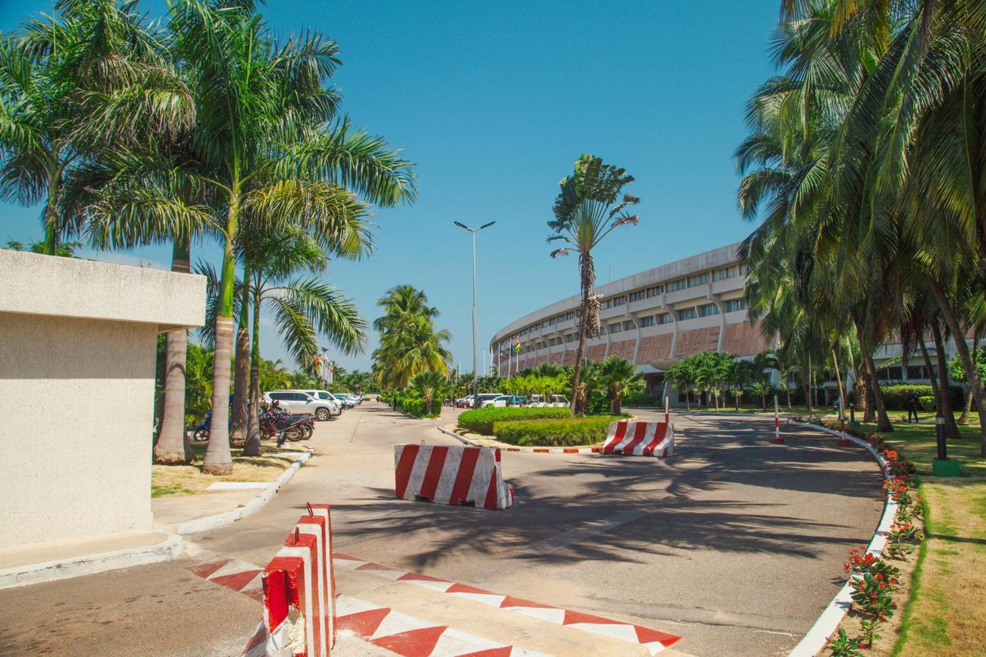 Hotel Sarakawa โลเม ภายนอก รูปภาพ