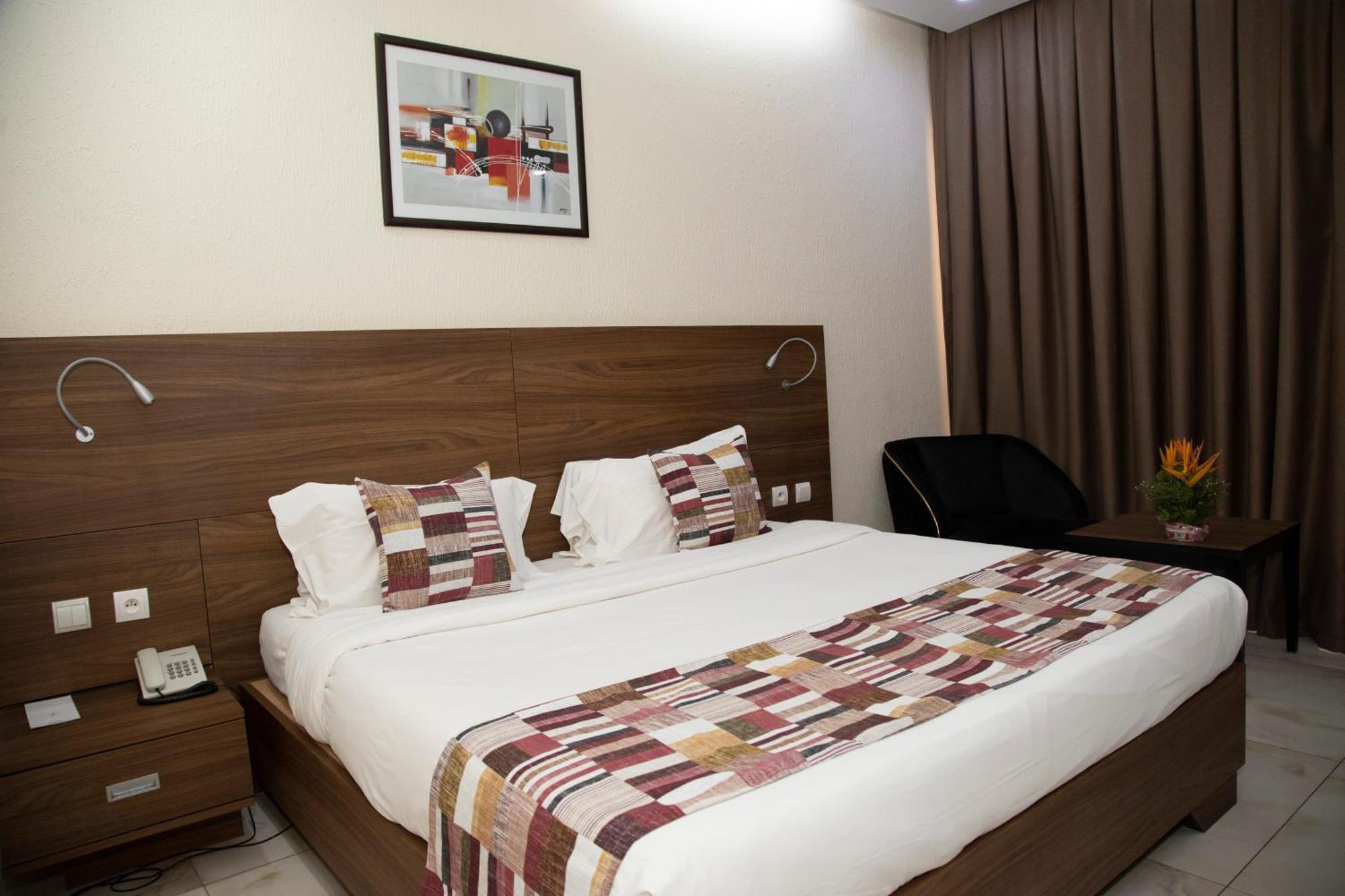 Hotel Sarakawa โลเม ภายนอก รูปภาพ