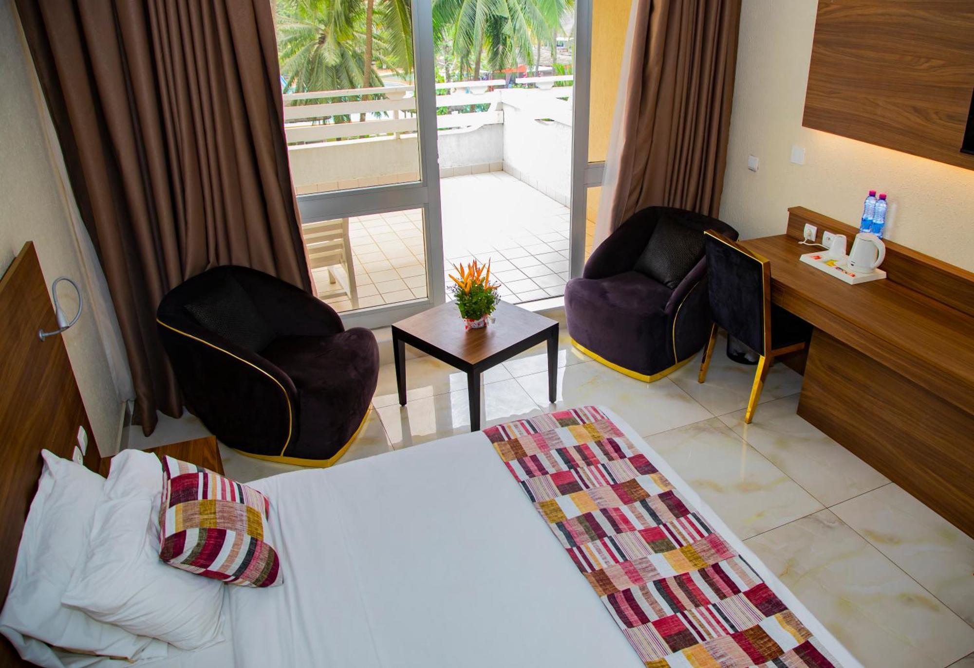 Hotel Sarakawa โลเม ภายนอก รูปภาพ