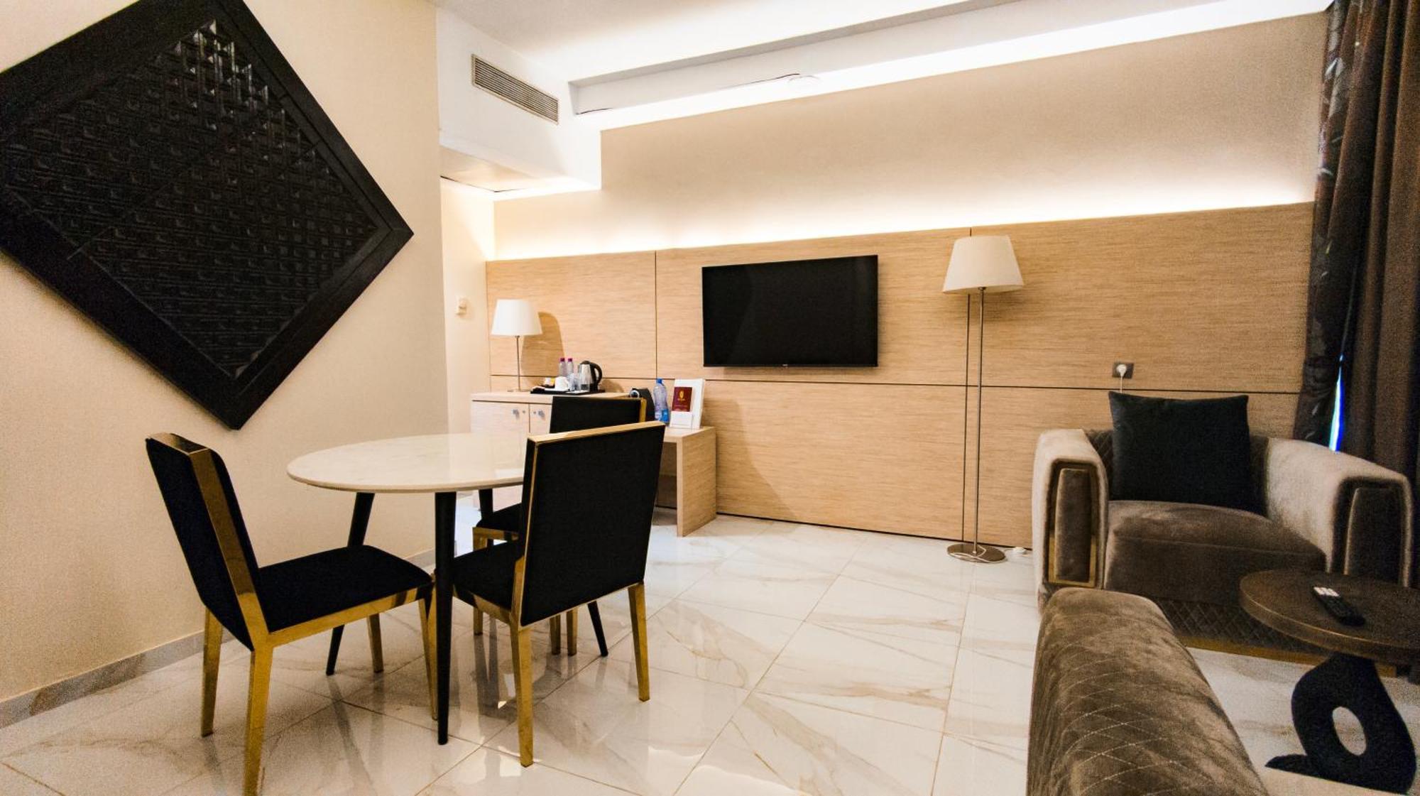 Hotel Sarakawa โลเม ภายนอก รูปภาพ