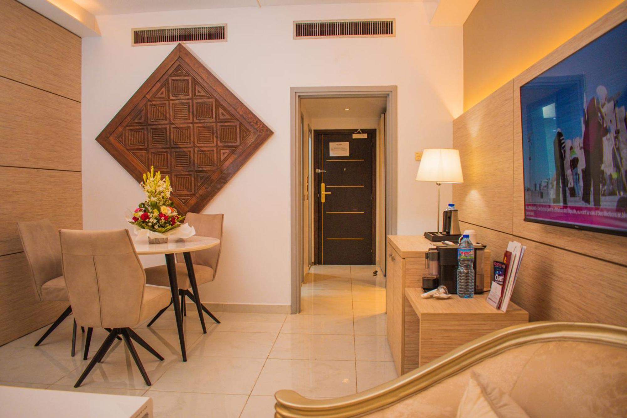 Hotel Sarakawa โลเม ภายนอก รูปภาพ