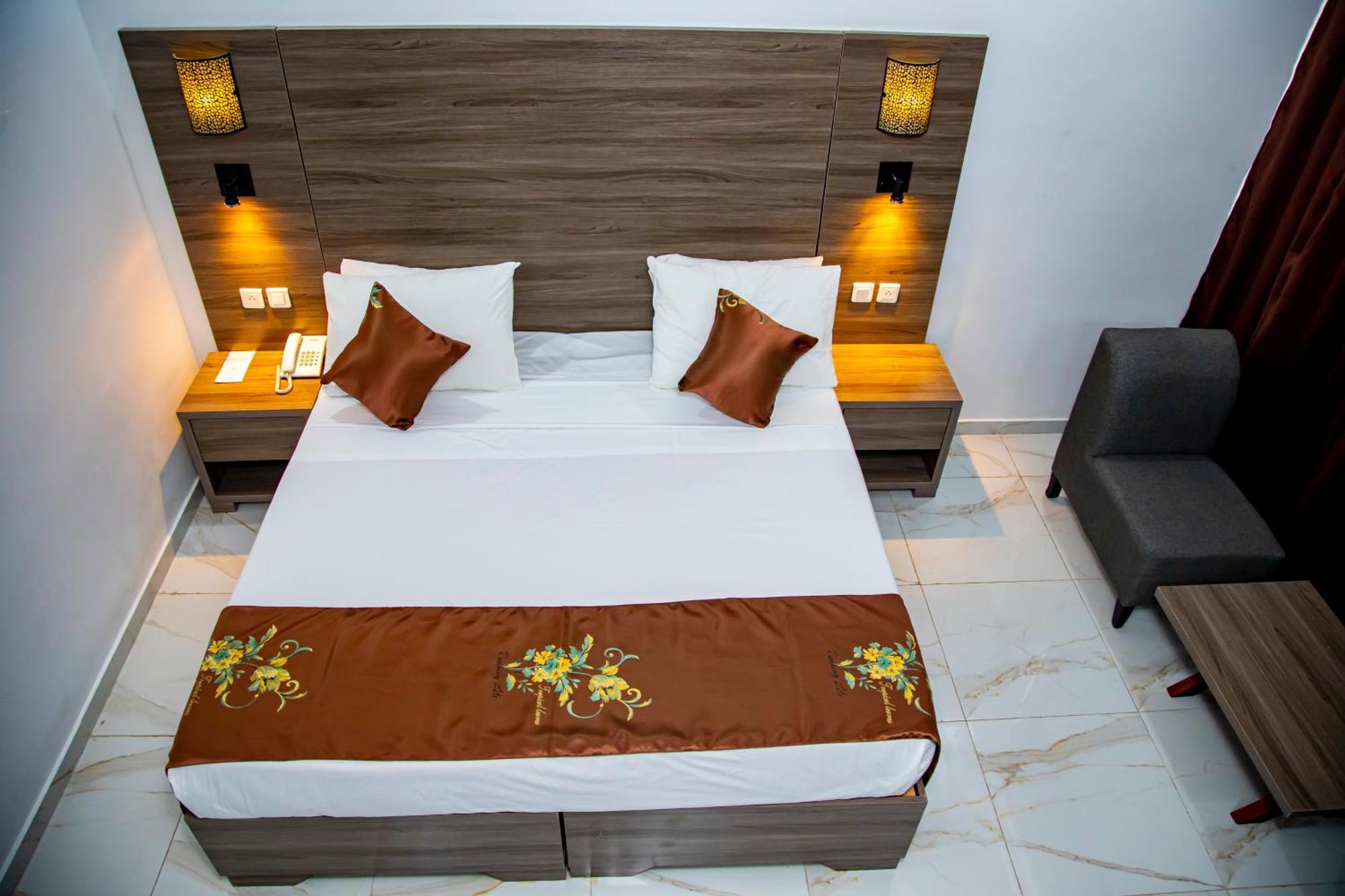 Hotel Sarakawa โลเม ภายนอก รูปภาพ