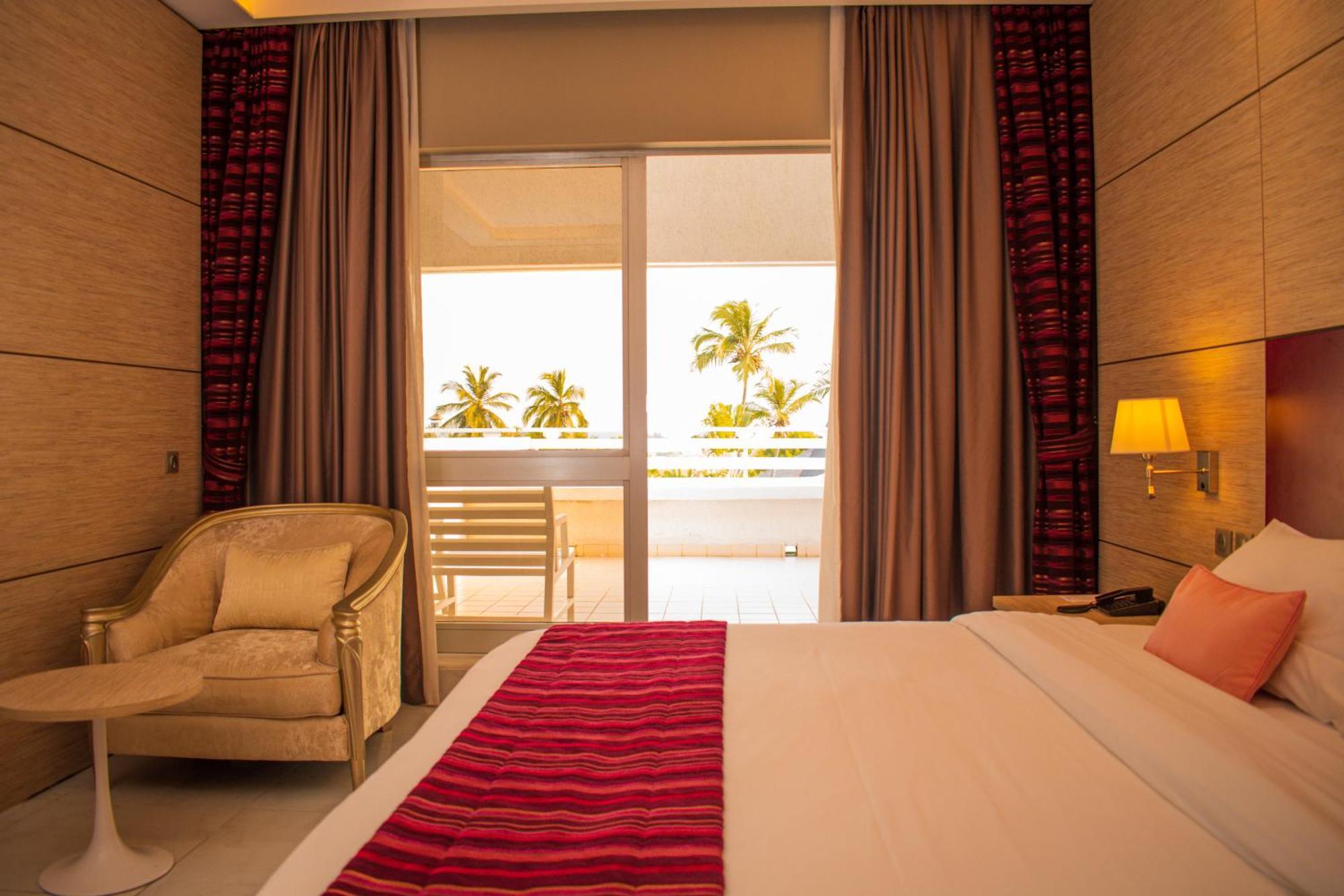 Hotel Sarakawa โลเม ภายนอก รูปภาพ