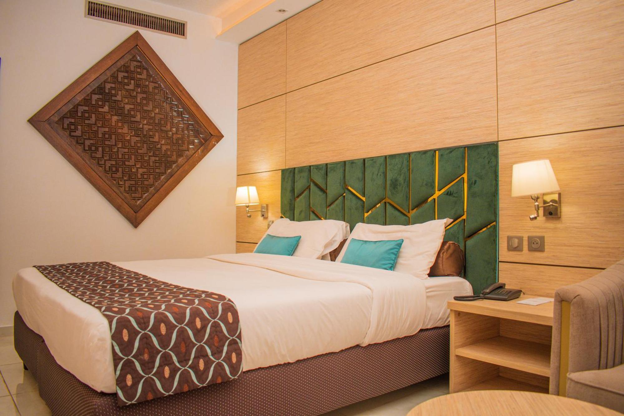 Hotel Sarakawa โลเม ภายนอก รูปภาพ