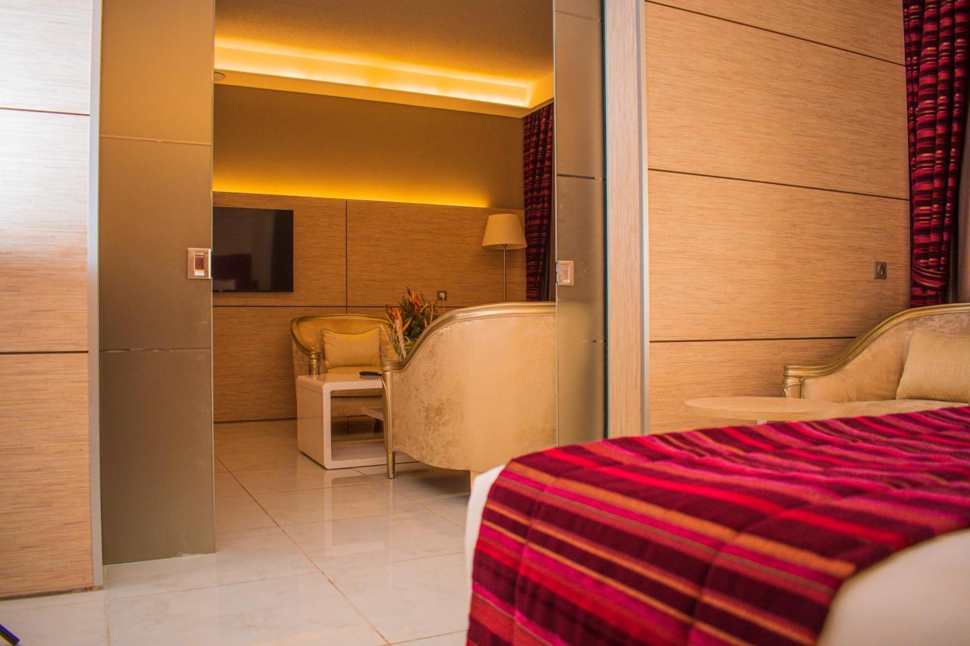 Hotel Sarakawa โลเม ภายนอก รูปภาพ