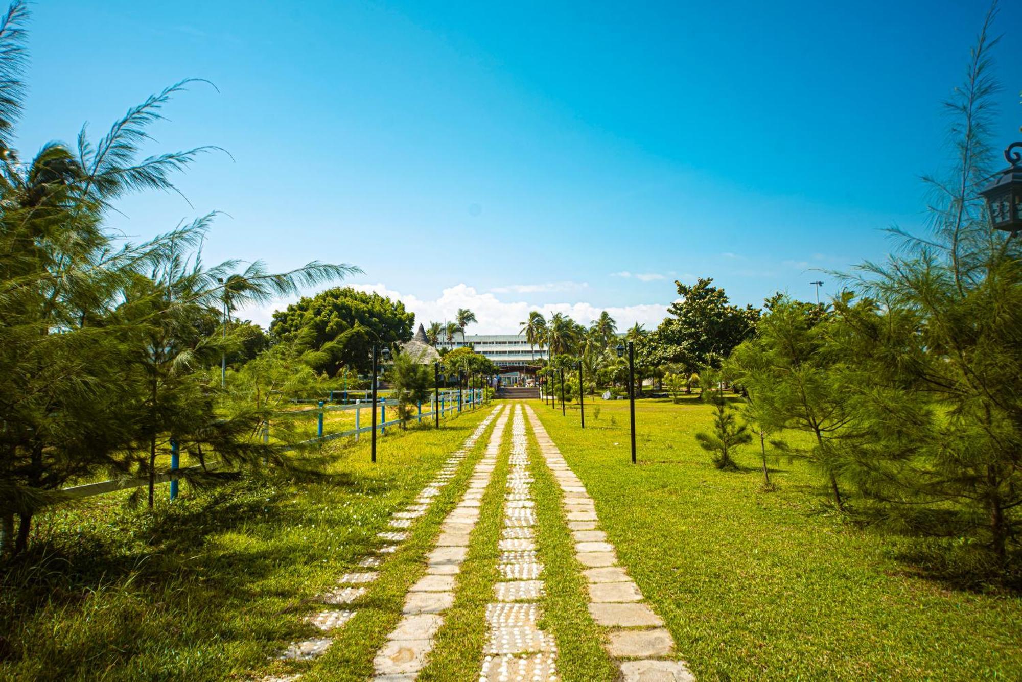 Hotel Sarakawa โลเม ภายนอก รูปภาพ