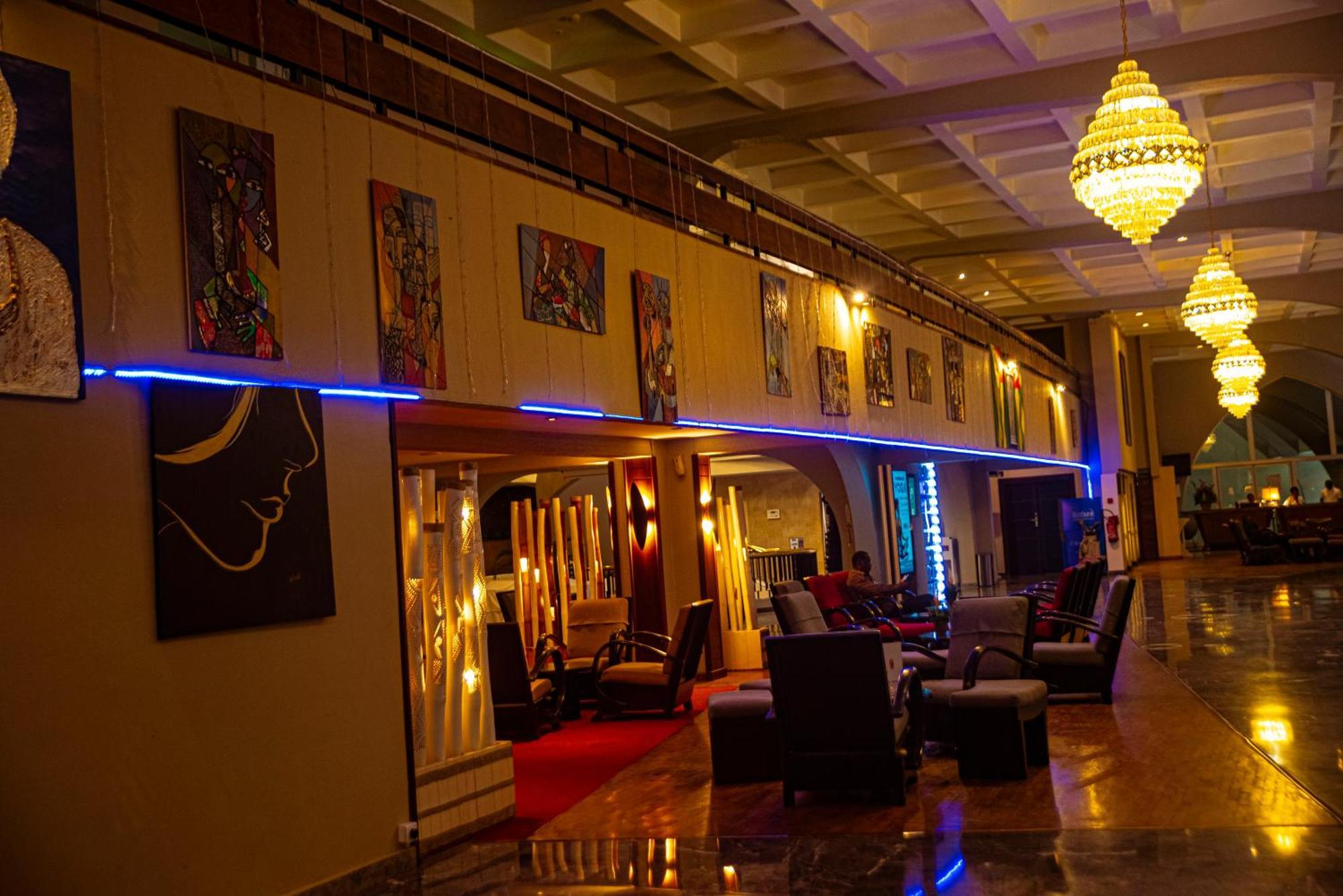 Hotel Sarakawa โลเม ภายนอก รูปภาพ