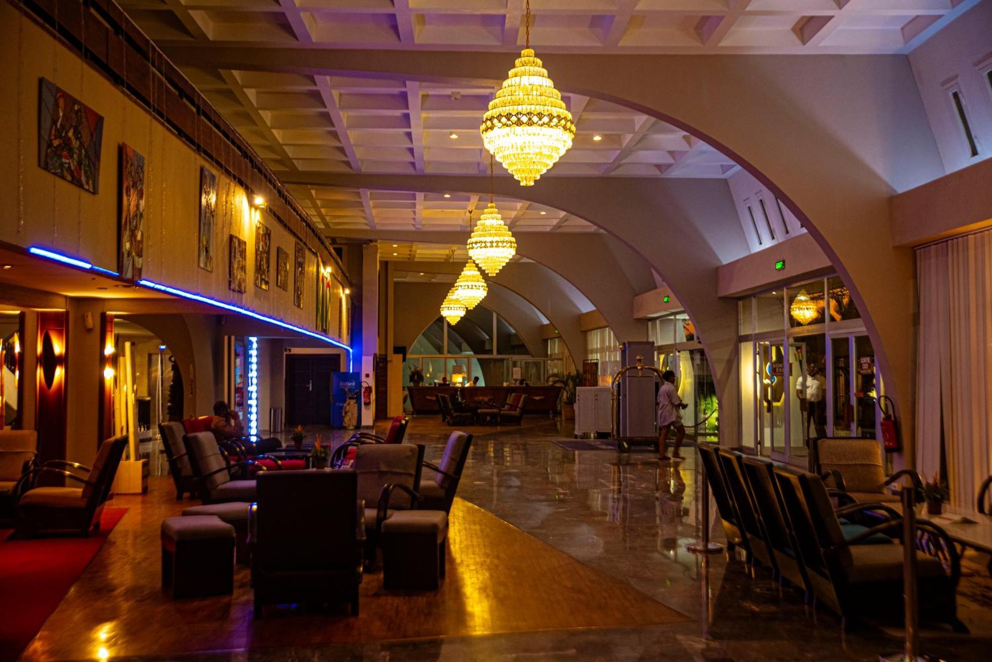 Hotel Sarakawa โลเม ภายนอก รูปภาพ