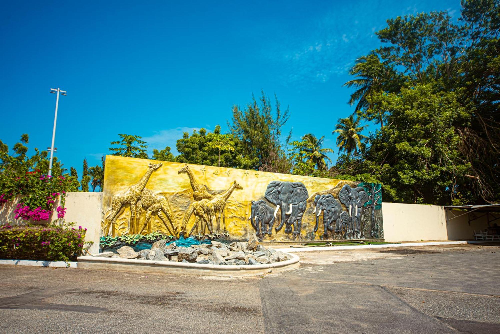 Hotel Sarakawa โลเม ภายนอก รูปภาพ