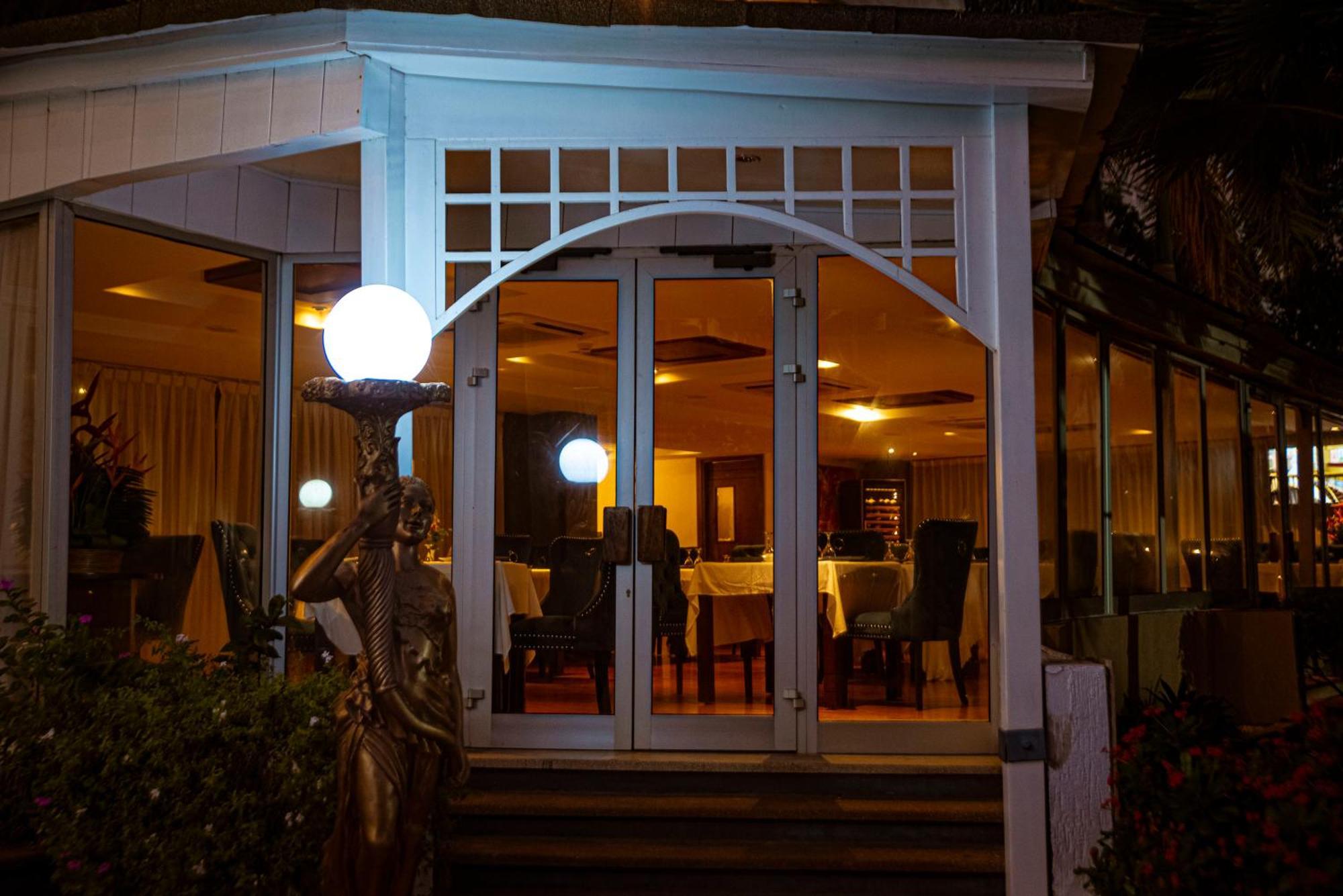 Hotel Sarakawa โลเม ภายนอก รูปภาพ