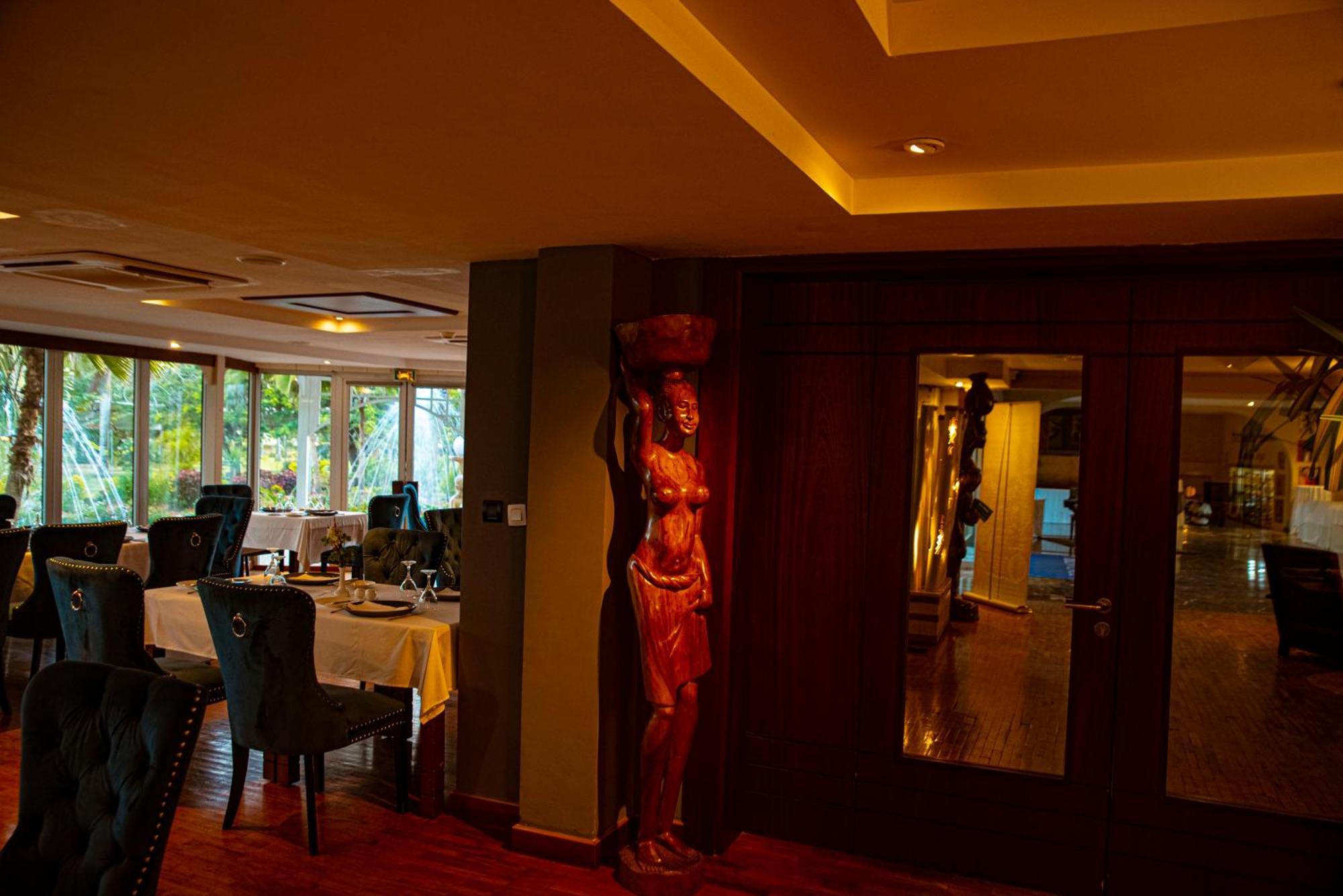 Hotel Sarakawa โลเม ภายนอก รูปภาพ