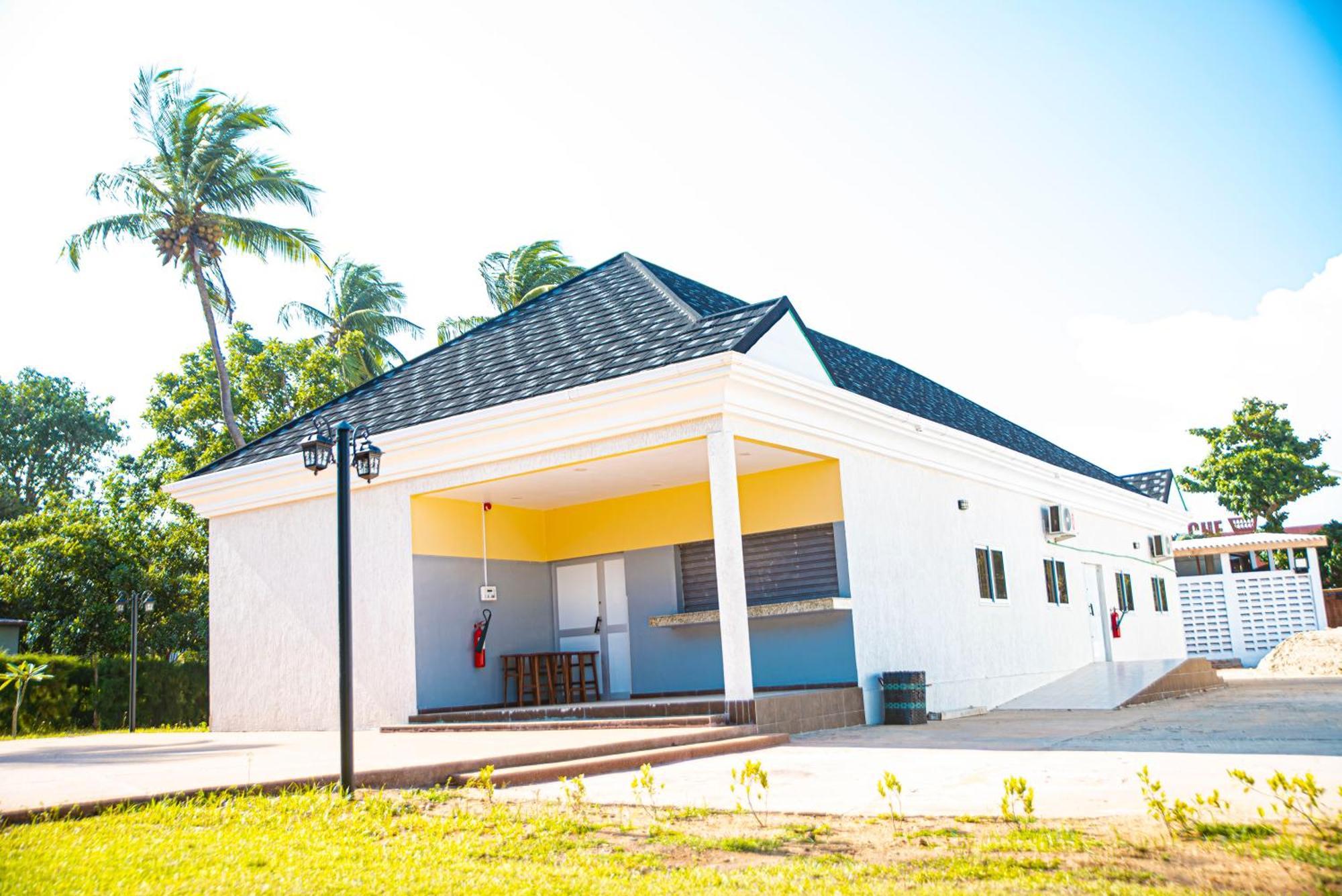 Hotel Sarakawa โลเม ภายนอก รูปภาพ