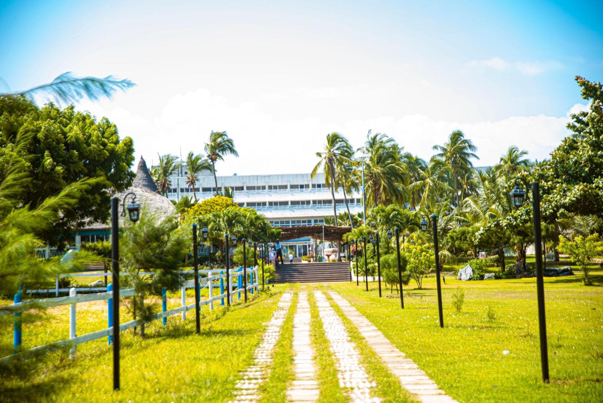 Hotel Sarakawa โลเม ภายนอก รูปภาพ