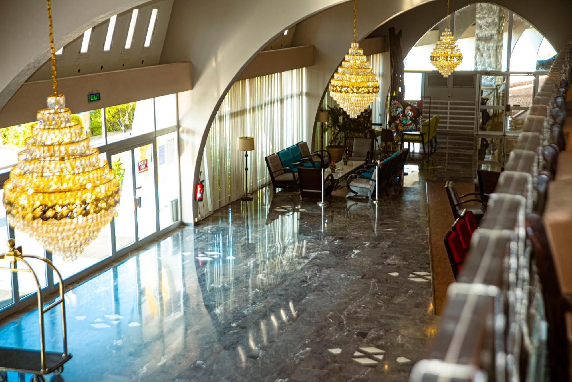 Hotel Sarakawa โลเม ภายนอก รูปภาพ