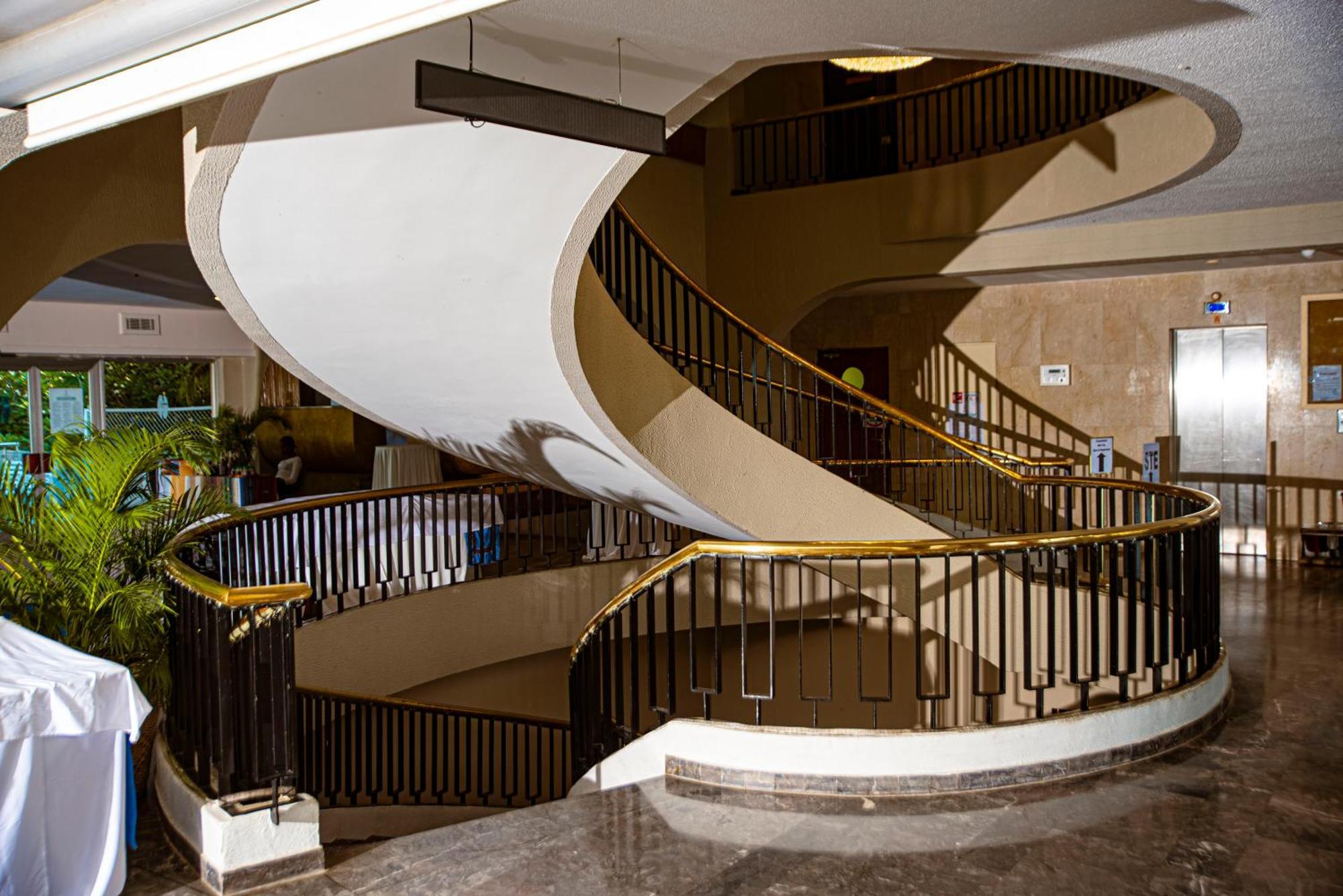 Hotel Sarakawa โลเม ภายนอก รูปภาพ