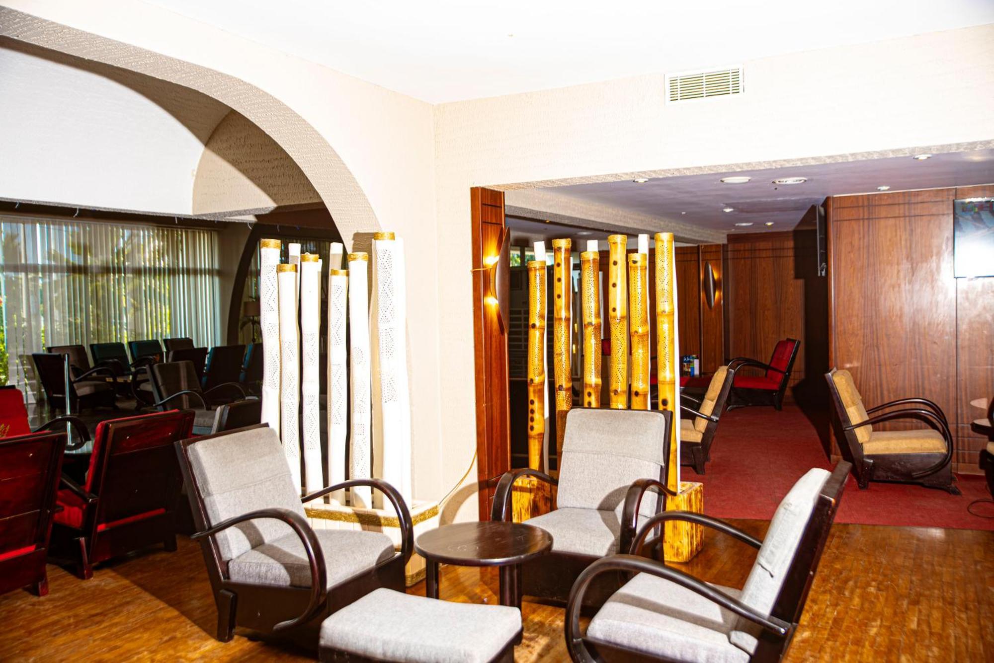 Hotel Sarakawa โลเม ภายนอก รูปภาพ